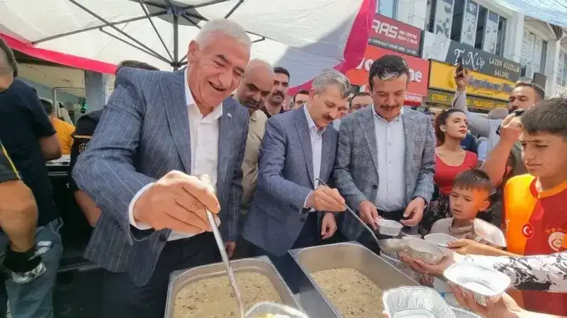 Emrullah Ülkü Kuruyemiş’ten Binlerce Kişiye Aşure İkramı