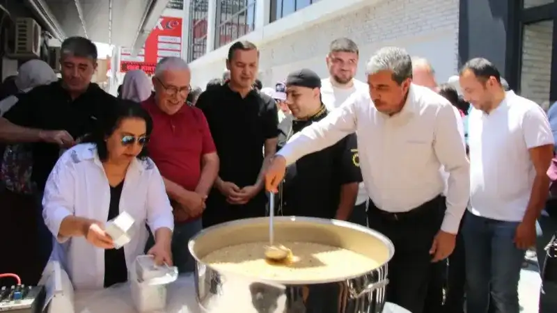 Koçaş Kuruyemiş’in Aşure Etkinliği Aksaraylıları Bir Araya Getirdi