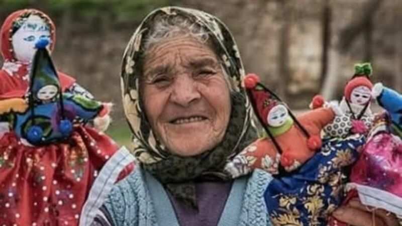 Meşrubat Kapaklarını Sanata Dönüştürüp Satıyorlar