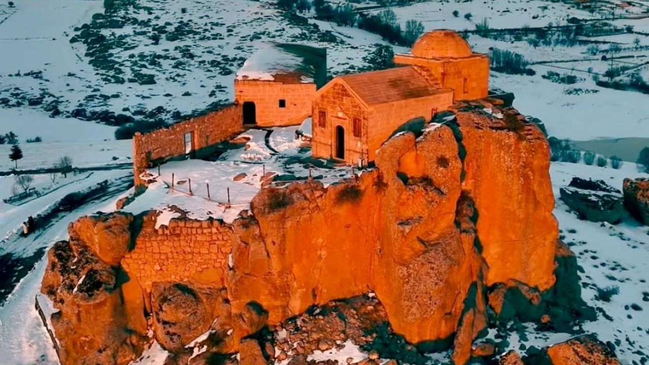Aksaray'ın Tarihi Zirvesi Beyaza Büründü: Yüksek Kilise'de Kış İhtişamı