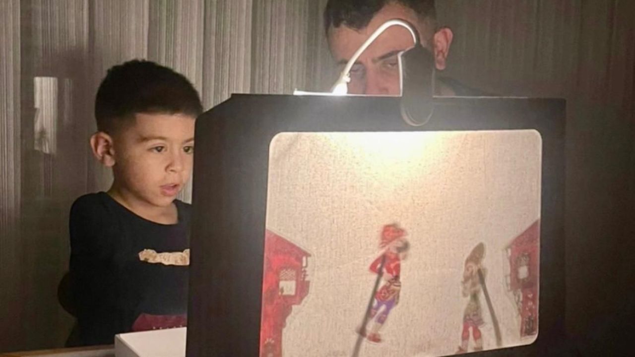 Kadim Gelenek Evde Canlandı: Baba-Oğuldan Hacivat ve Karagöz Sürprizi
