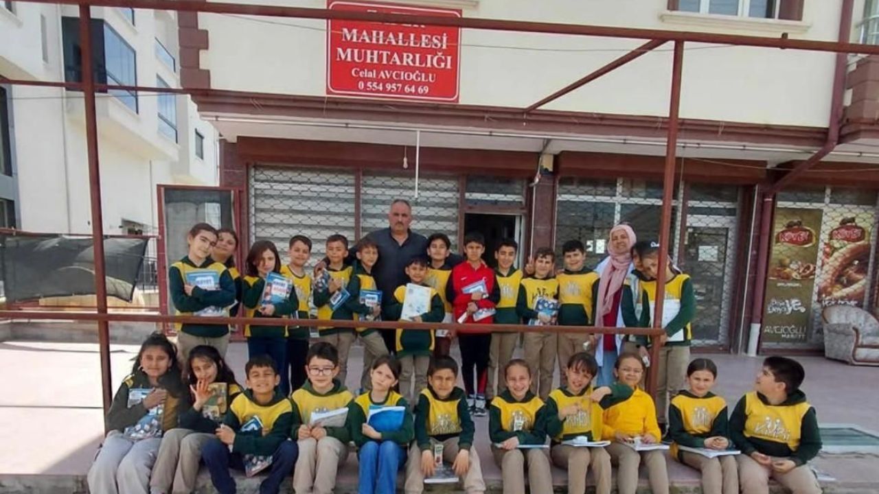 Küçük Öğrencilerden Mahalle Muhtarına Anlamlı Ziyaret