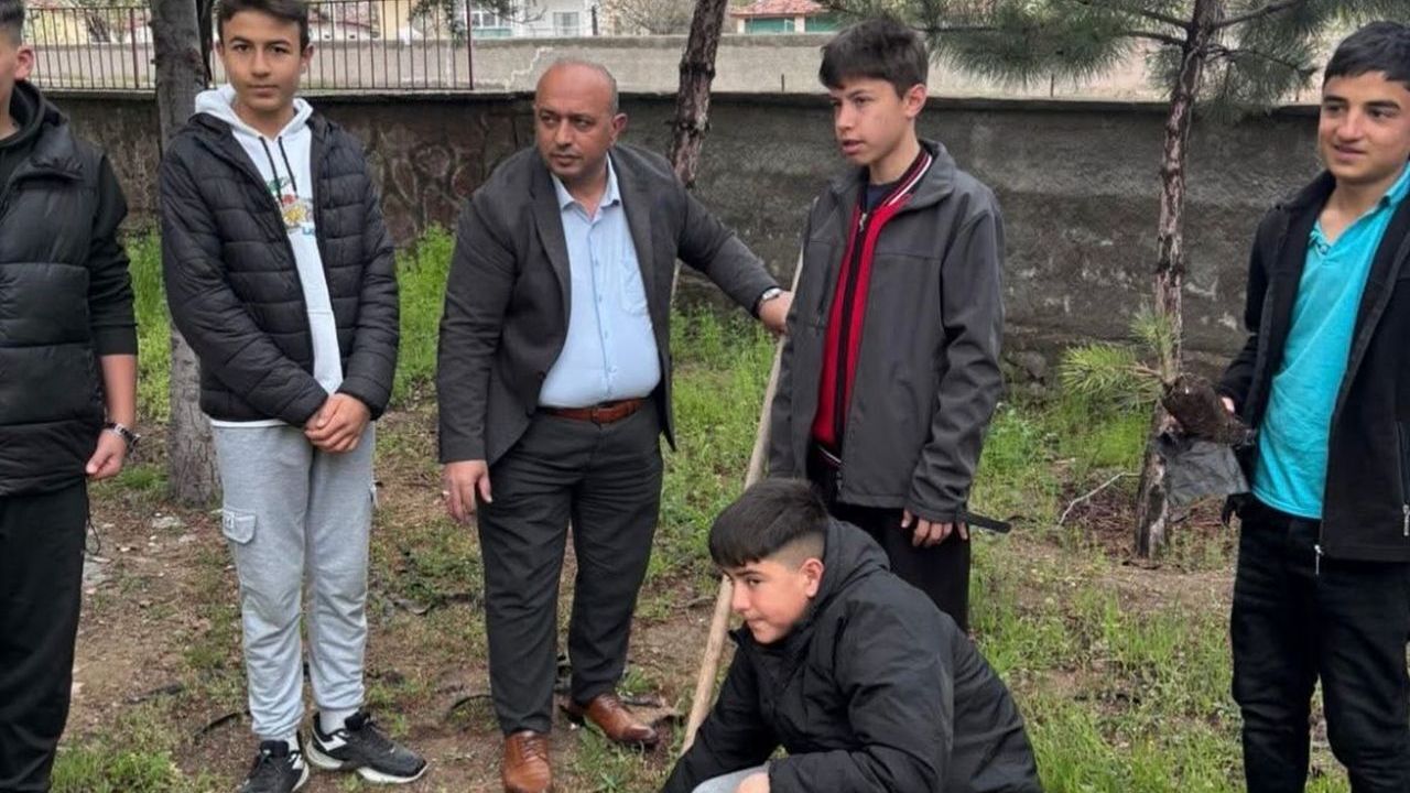 Şehit öğretmen ve öğrenciler Sarıyahşi'de dualarla, fidanlarla anıldı