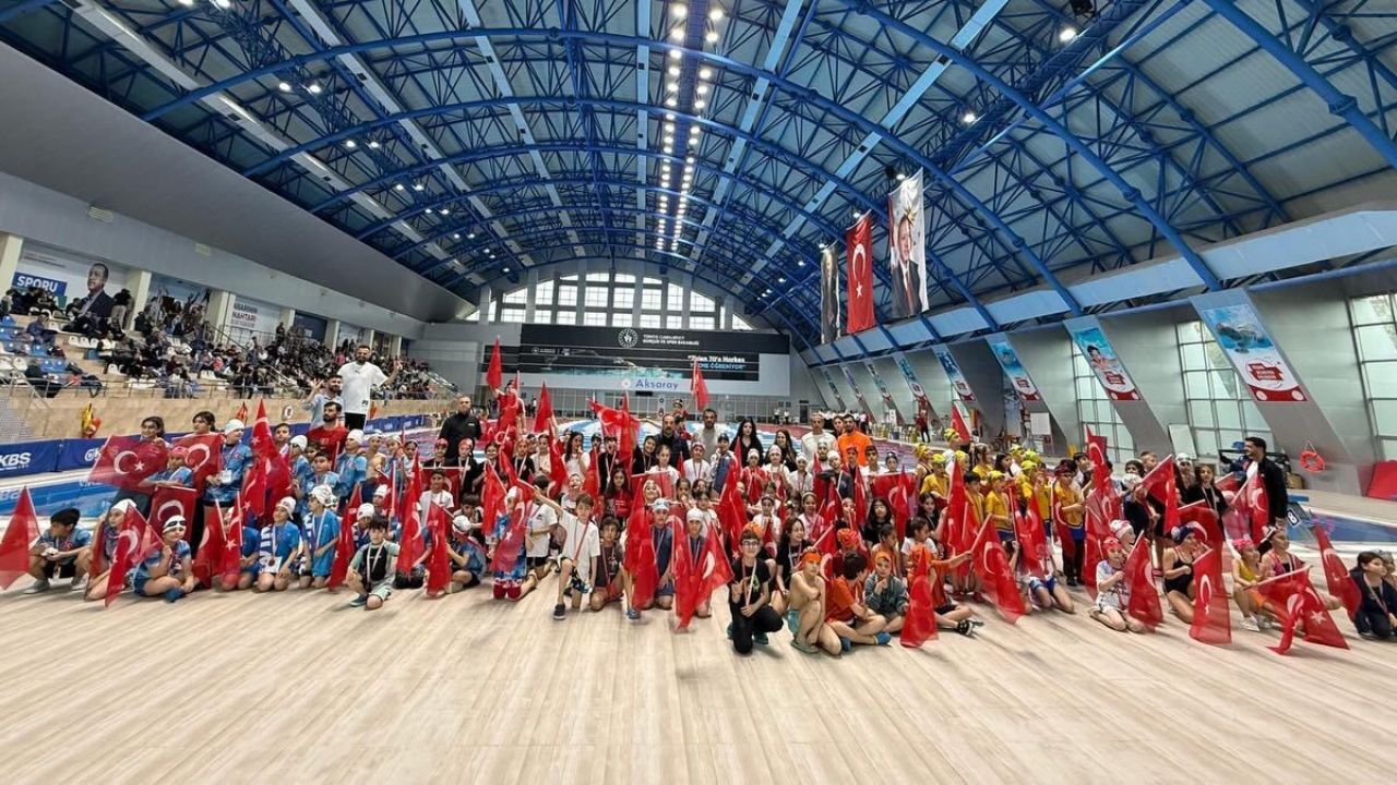 140 minik sporcu, 23 Nisan coşkusunu havuzda yaşadı