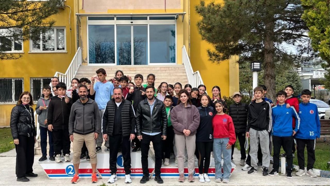 23 Nisan'da minik atletler pistte kıyasıya yarıştı