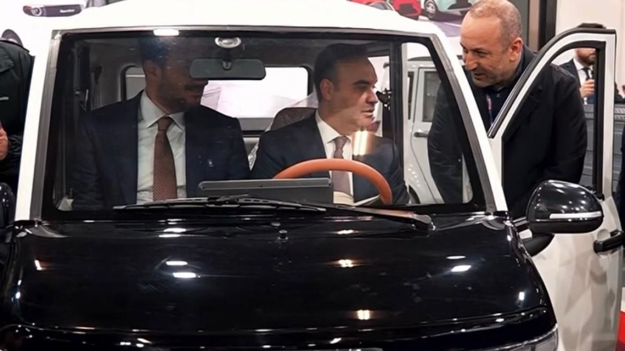 Bakan Kacır, Motobike İstanbul’da Motolux Standını Ziyaret Etti