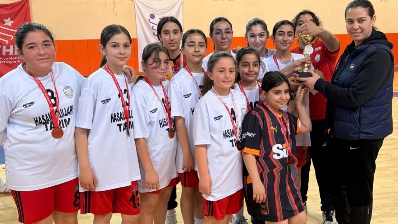 Küçük Kızlar hentbolda Aksaray Belediye Spor’dan çifte zafer