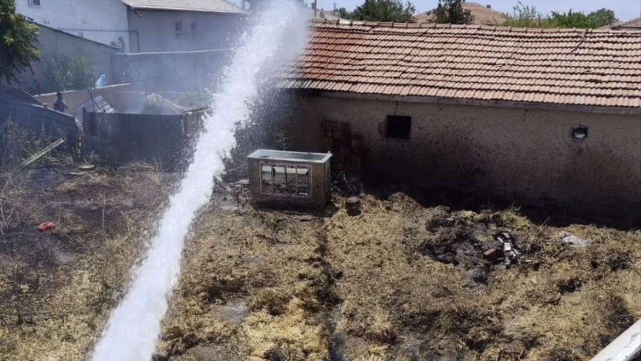 Bahçedeki ot yangını çardağa sıçramadan söndürüldü