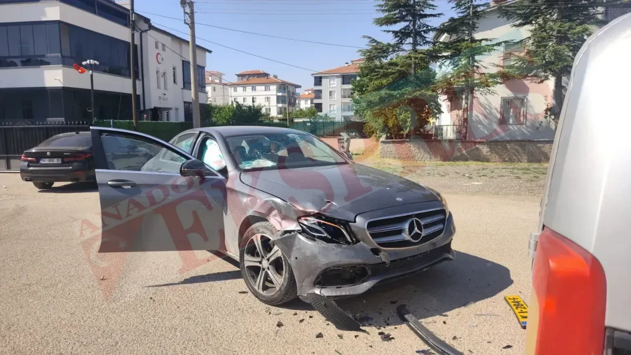 Kavşakta dikkatsizlik kazaya davetiye çıkardı!