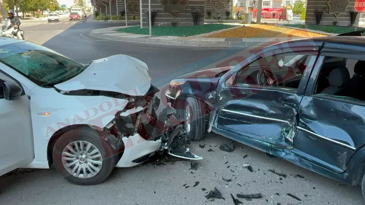Kavşakta yürekleri ağza getiren çarpışma!