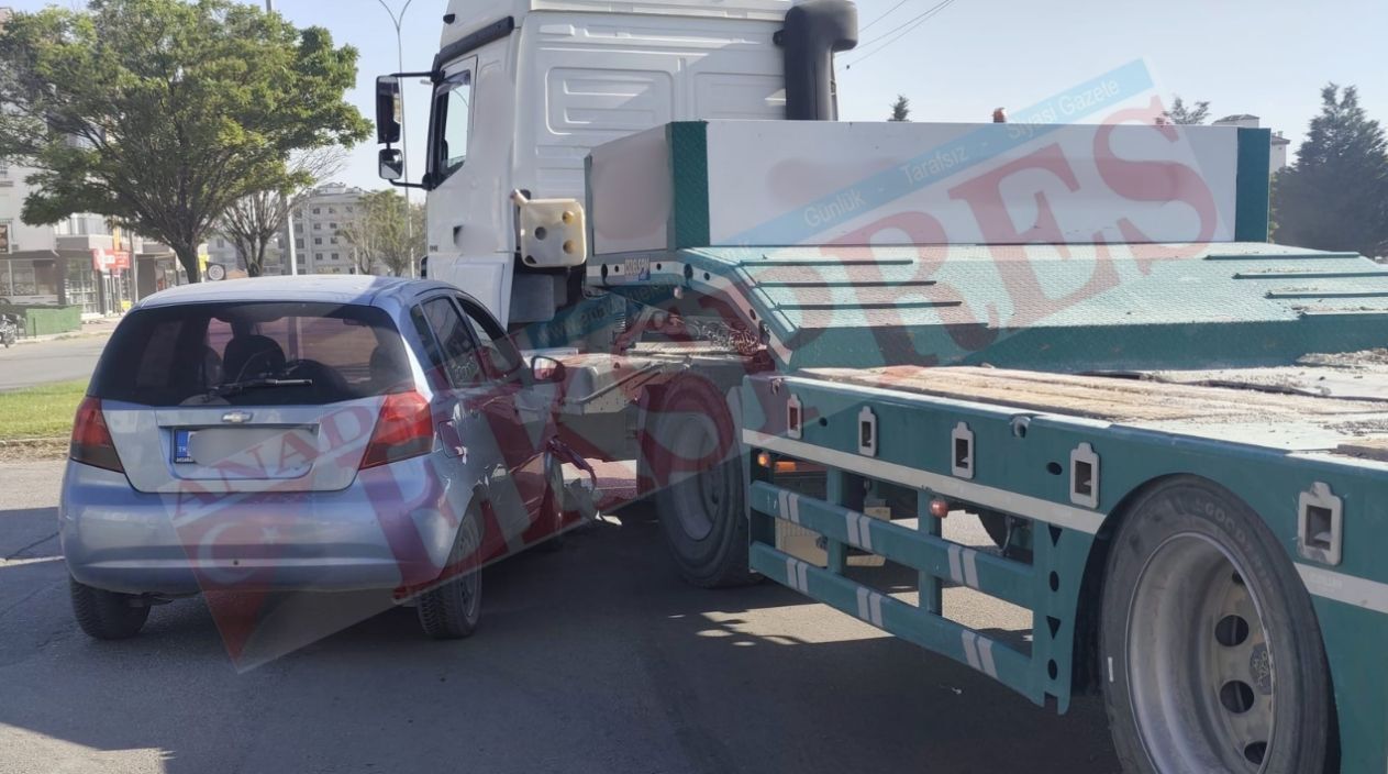 Kavşakta çekici tır ile otomobil çarpıştı