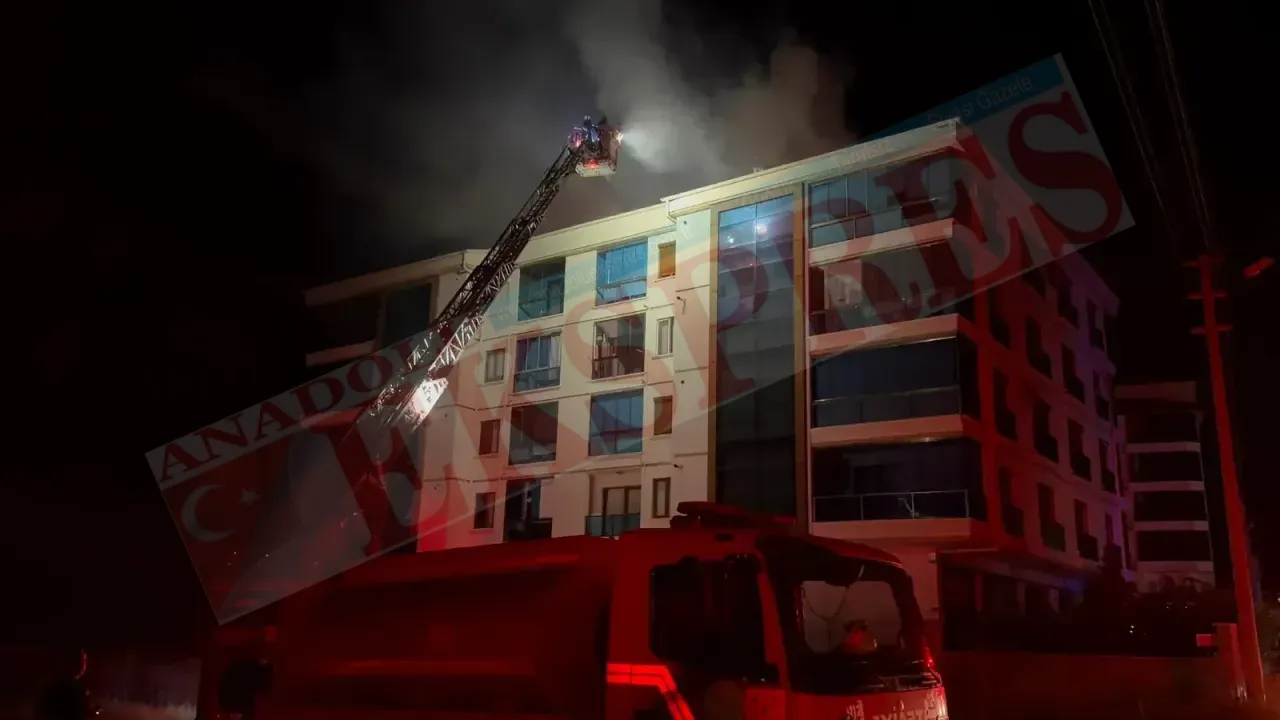 Aksaray’da Apartmanın Çatı Katında Yangın Paniği