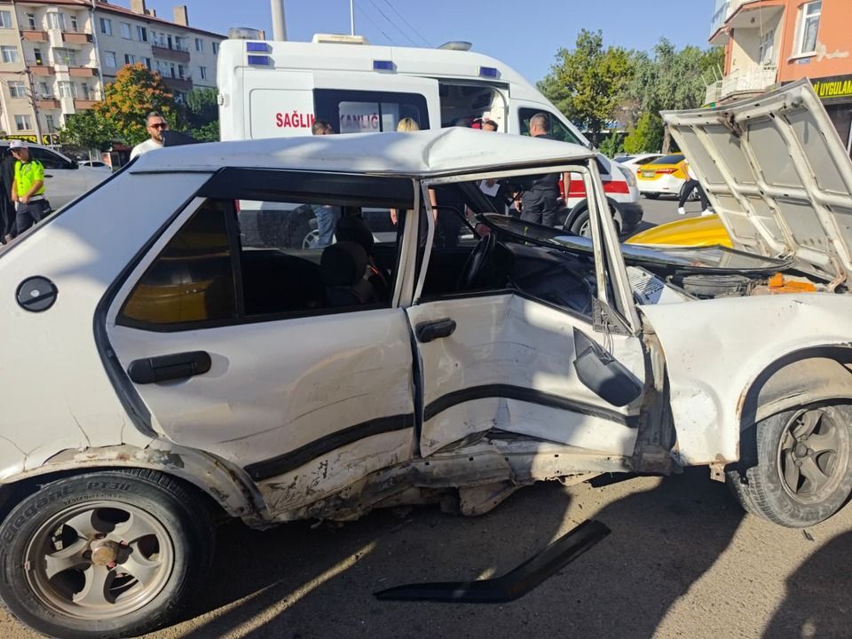 Kavşakta çarpıştılar, taksi durağına daldılar!