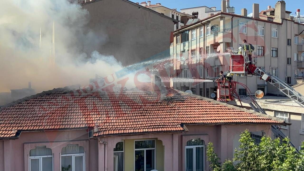 Yemek pişirmek için kurulan soba çatıyı yaktı