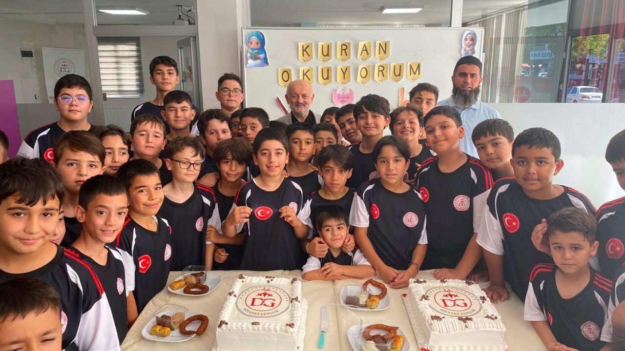 Yaz boyunca öğrenen gençler kapanışta buluştu