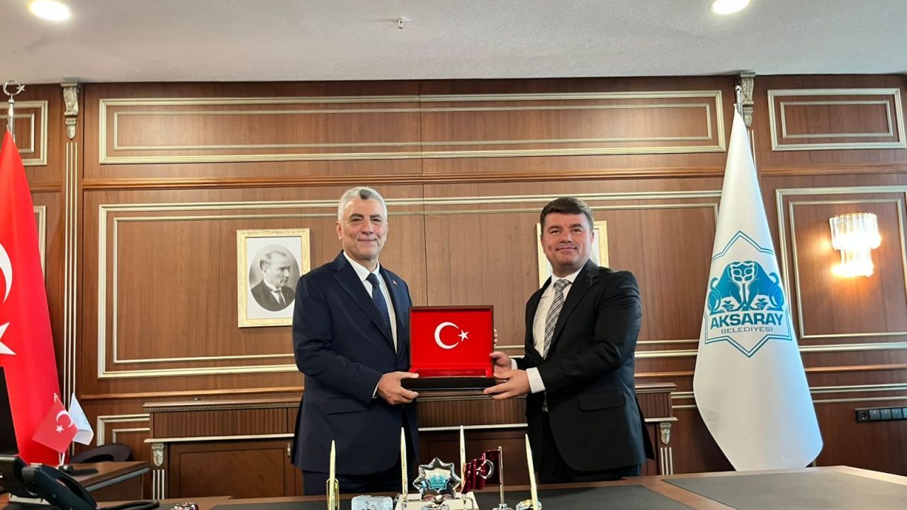 Ticaret Bakanı Bolat, yeni belediye binasında 