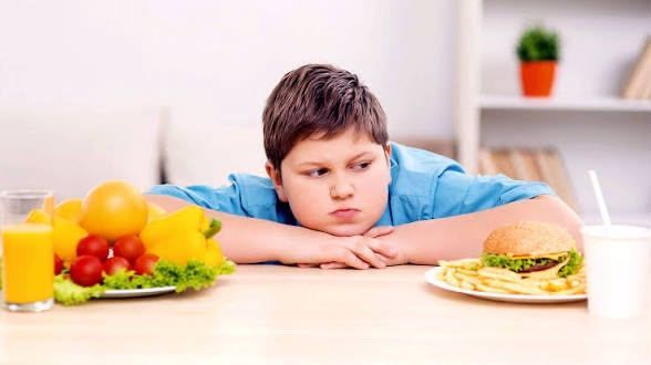 Çocuklarda obeziteye yol açan 5 beslenme hatası