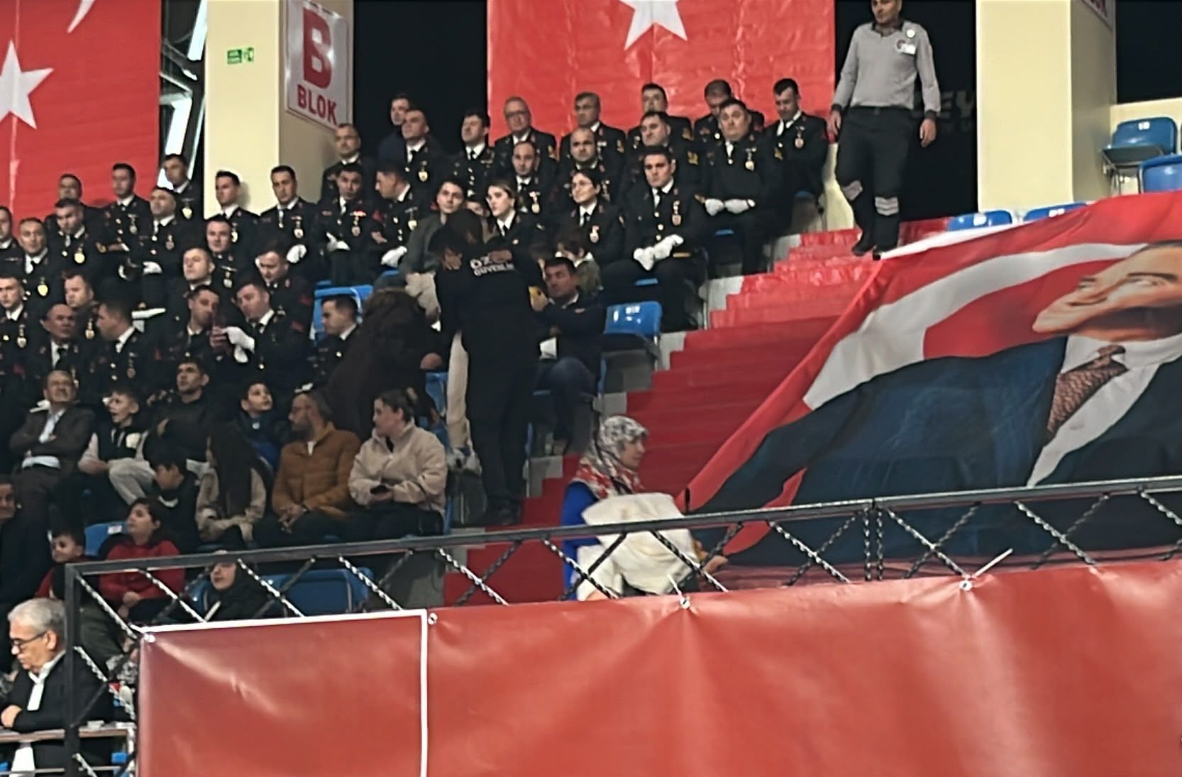 29 Ekim töreninde güvenlikten örnek davranış!