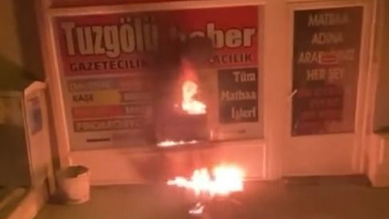 Gazete yakıp, “İlçeye ihanet ediyorlar” diyerek canlı yayın açtı