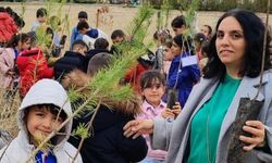 Öğrenciler fidan dikerek geleceğe iz bıraktı