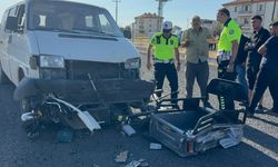 Feci çarpışma! Motosiklet minibüsün altında kaldı
