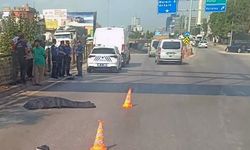 Üst geçitten düşen gence minibüs çarptı