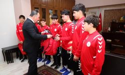 Aksaray’ın genç güreşçilerini makamında ağırladı