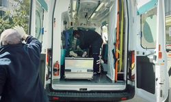 Annesiyle yürüyen öğrenciye otomobil çarptı!