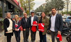 YENİ Parti’den vatandaşa 1923 Türk bayrağı