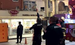 Çatıya atlamak için çıktı polis hayatını kurtardı