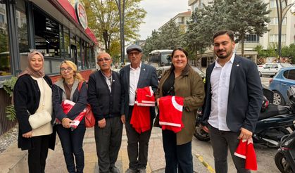 YENİ Parti’den vatandaşa 1923 Türk bayrağı