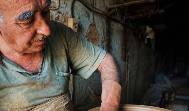 GÜZELYURT’TA ASIRLIK ZANAAT YAŞATILIYOR: EL YAPIMI ÇÖMLEKÇİLİK ZAMANA MEYDAN OKUYOR
