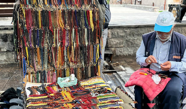 80 yaşında, 15 yıldır aynı tezgâhın başında