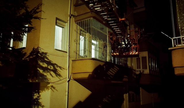 Gece Yarısı Kapıda Kaldı, İtfaiye Balkondan Eve Girdi
