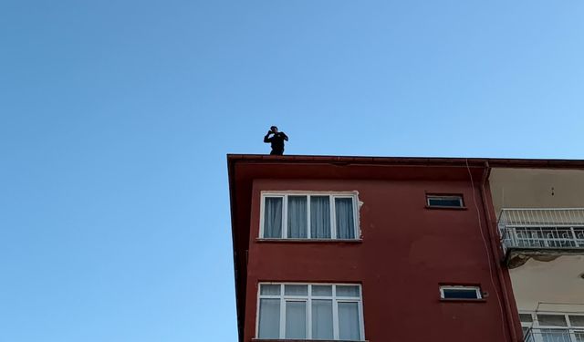 Aksaray’da 5 katlı binanın çatısında gergin bekleyiş!
