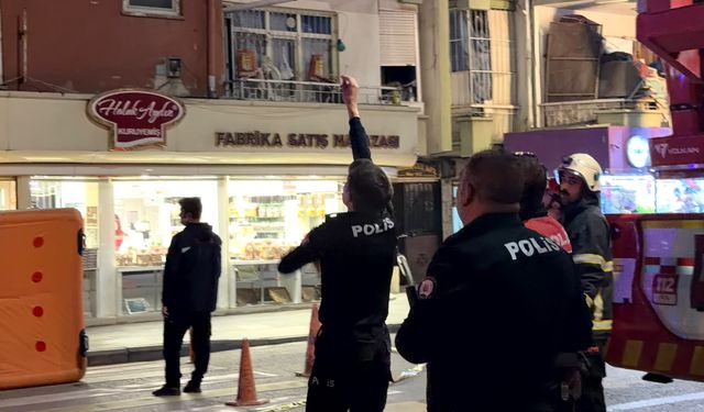 Çatıya atlamak için çıktı polis hayatını kurtardı