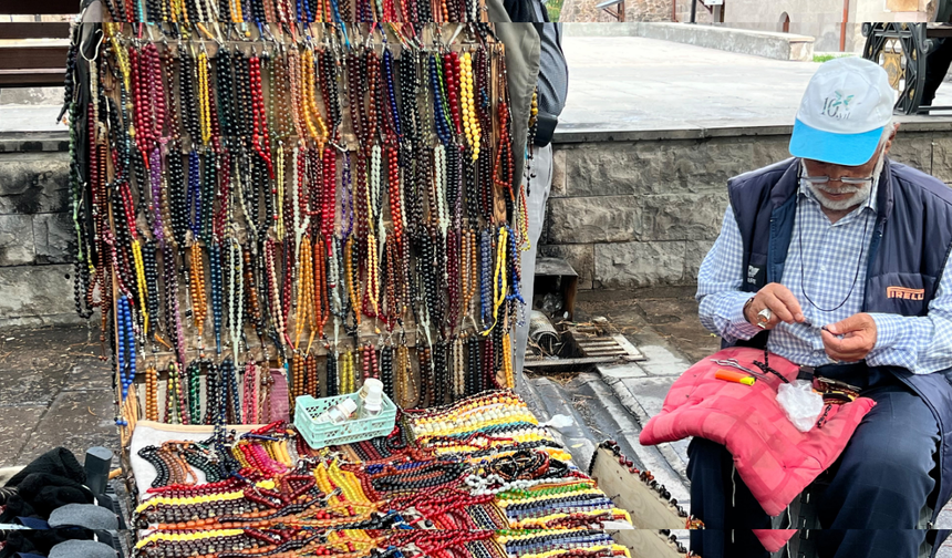 80 yaşında, 15 yıldır aynı tezgâhın başında