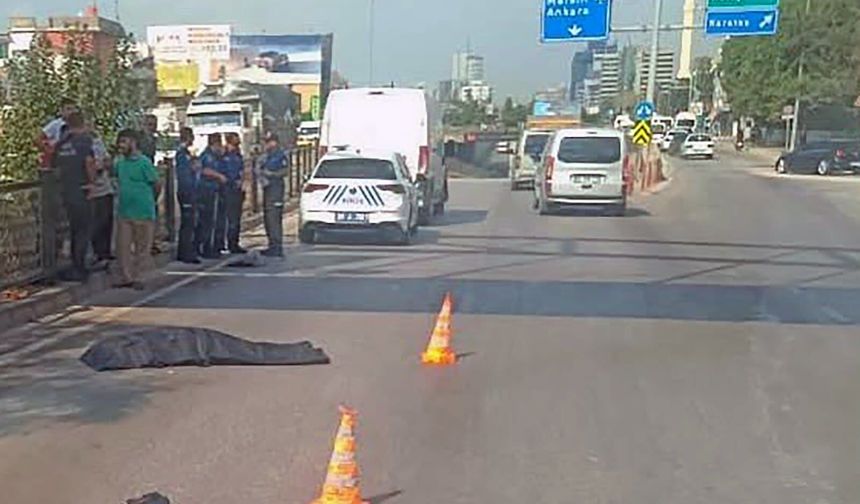 Üst geçitten düşen gence minibüs çarptı