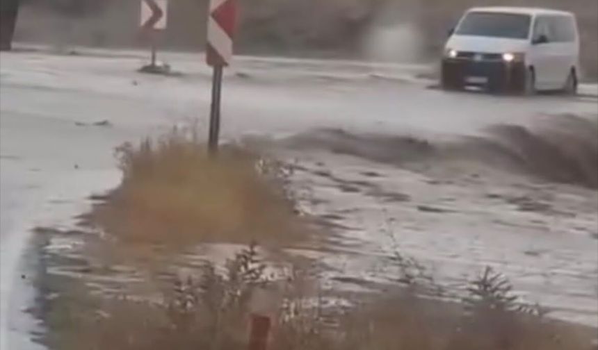 Sağanak yağış sonrası dere taştı!