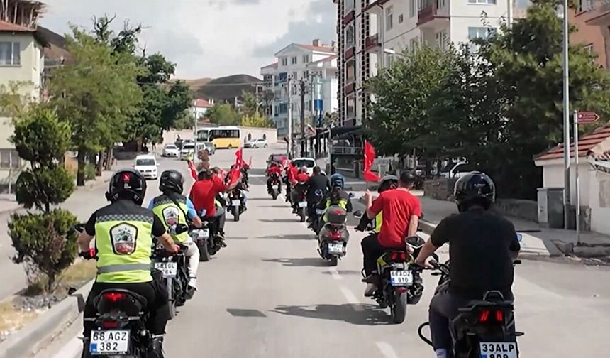 Motosikletliler gaziler için yola çıktı