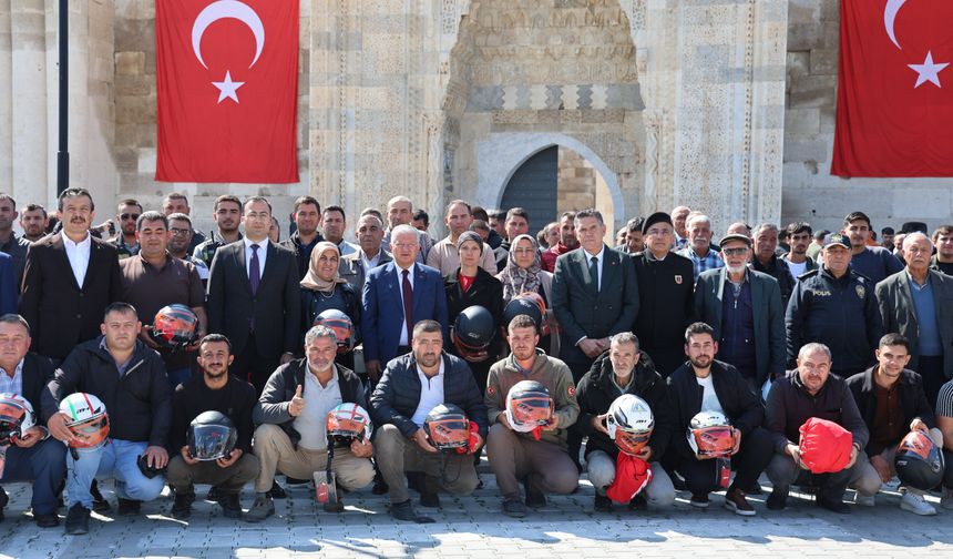 Sultanhanı'nda motosiklet sürücülerine hayat kurtaran hediye