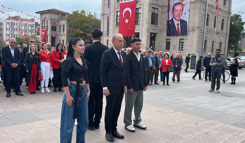 YENİ Parti’den kent meydanında 29 Ekim kutlaması