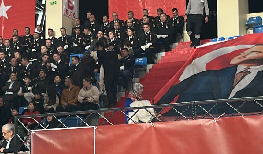 29 Ekim töreninde güvenlikten örnek davranış!